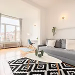 La Madeleine-beautiful Bright Two Bedroom *