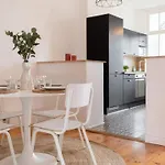 La Madeleine-beautiful Bright Two Bedroom *