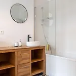 La Madeleine-beautiful Bright Two Bedroom לה מדלן