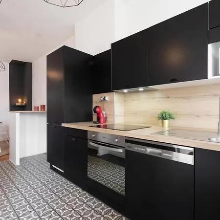 La Madeleine-beautiful Bright Two Bedroom * 라 마들렌