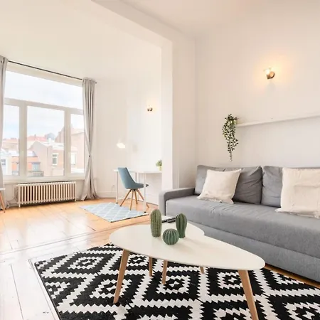 La Madeleine-beautiful Bright Two Bedroom *