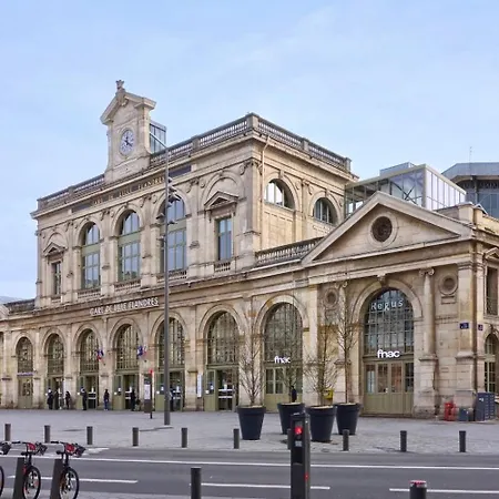 La Madeleine-beautiful Bright Two Bedroom