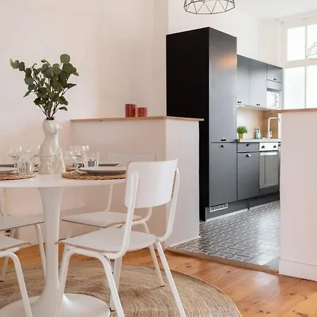 La Madeleine-beautiful Bright Two Bedroom *