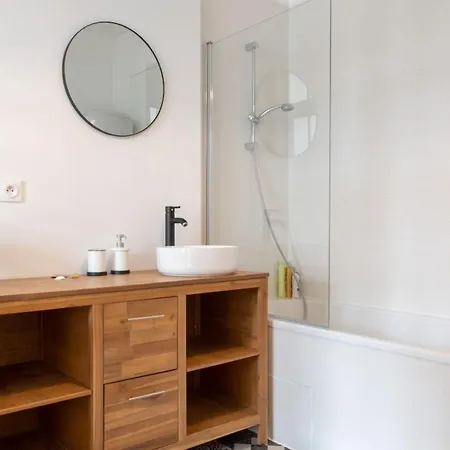 La Madeleine-beautiful Bright Two Bedroom 라 마들렌