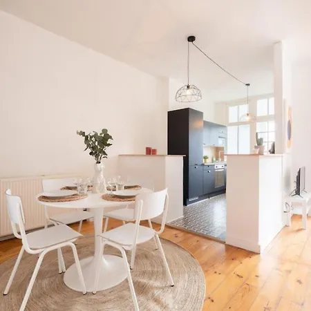 La Madeleine-beautiful Bright Two Bedroom