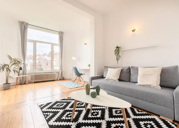 La Madeleine-beautiful Bright Two Bedroom *