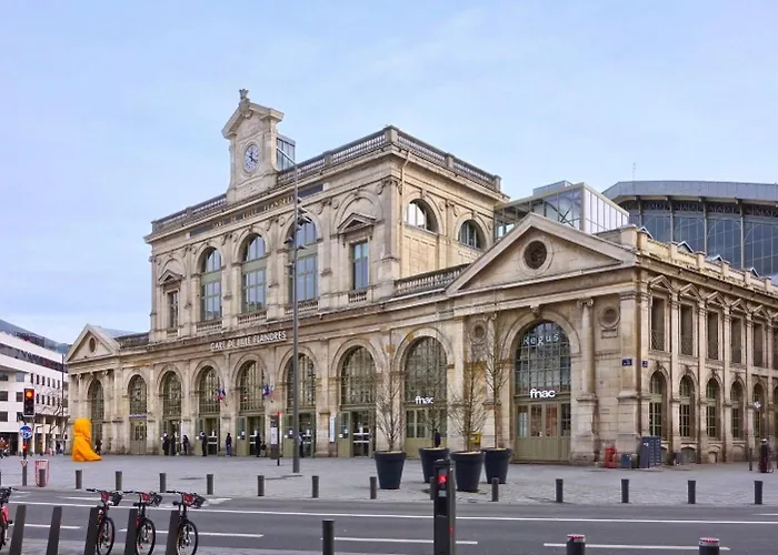 La Madeleine-beautiful Bright Two Bedroom