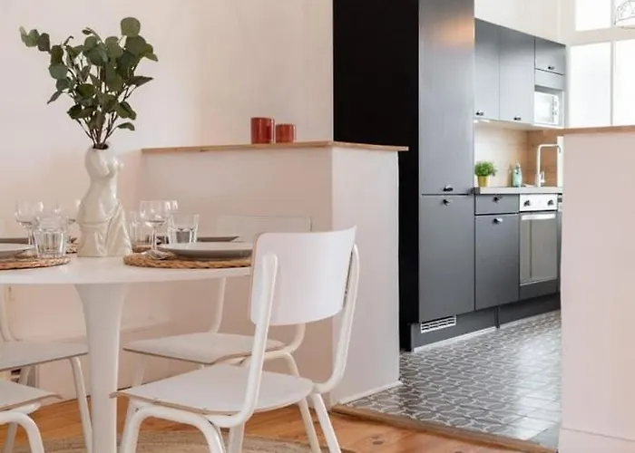 La Madeleine-beautiful Bright Two Bedroom *