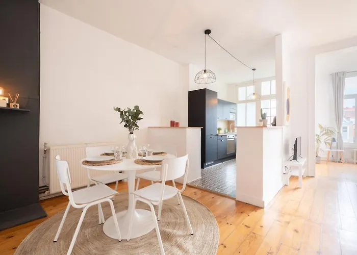 La Madeleine-beautiful Bright Two Bedroom